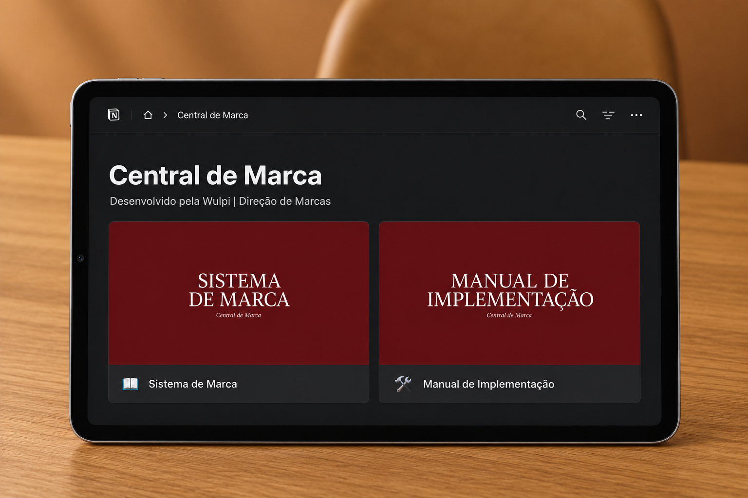 Central de Marca no iPad, com Sistema de Marca e Manual de Implementação